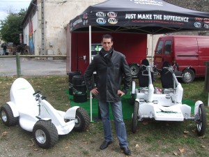 Laurent Massip avec ses prototypes au salon de l'écomobilité à Quissac