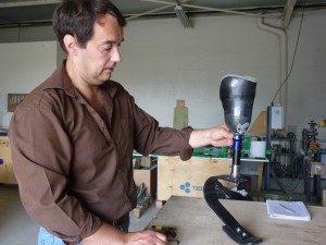 La prothèse en fibre de verre de Fabien Tourneux.